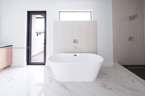 Купить виллу или дом в Майами, Флорида 5 спален, 318.38м2, № 2048466 - фото 25