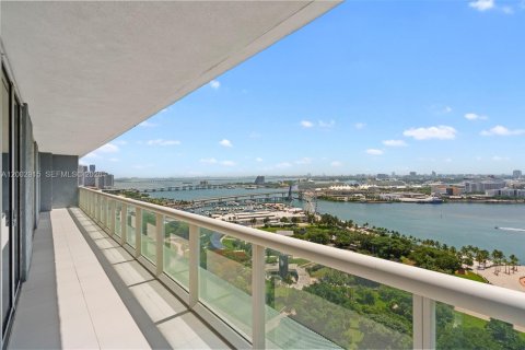 Condo in Miami, Florida, 3 bedrooms  № 2068128 - photo 17
