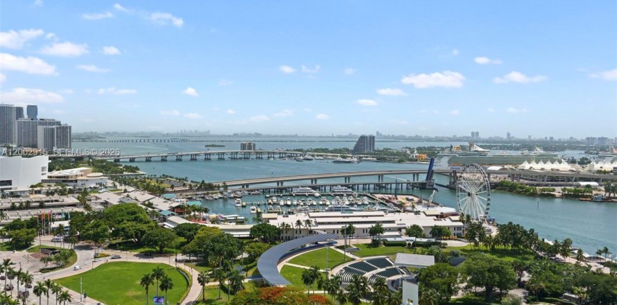 Condo in Miami, Florida, 3 bedrooms  № 2068128