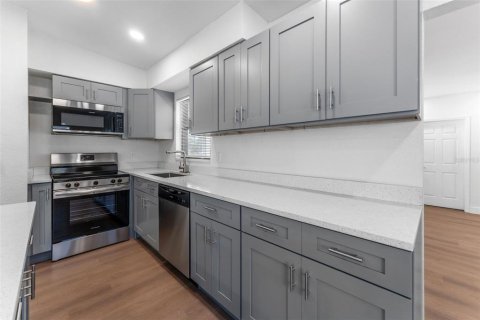 House in Saint Petersburg, Florida 3 bedrooms, 107.77 sq.m. № 1884020 - photo 4