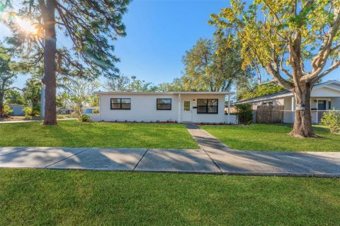 House in Saint Petersburg, Florida 3 bedrooms, 107.77 sq.m. № 1884020 - photo 26