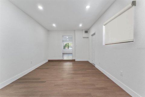 House in Saint Petersburg, Florida 3 bedrooms, 107.77 sq.m. № 1884020 - photo 8