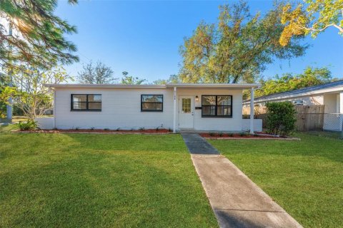 House in Saint Petersburg, Florida 3 bedrooms, 107.77 sq.m. № 1884020 - photo 1