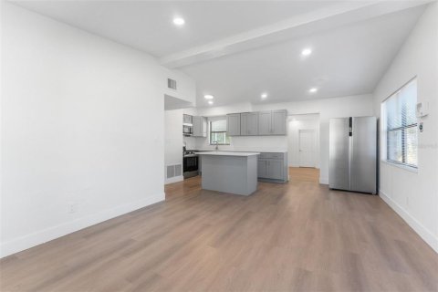 House in Saint Petersburg, Florida 3 bedrooms, 107.77 sq.m. № 1884020 - photo 6
