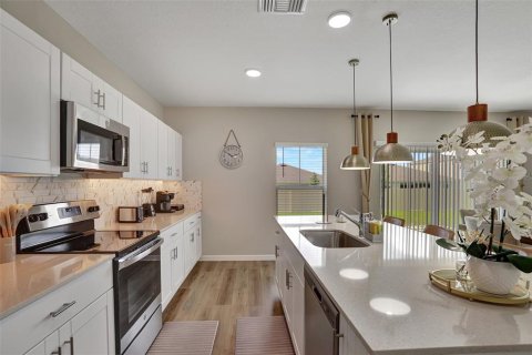 House in Davenport, Florida 5 bedrooms, 272.48 sq.m. № 2267139 - photo 15