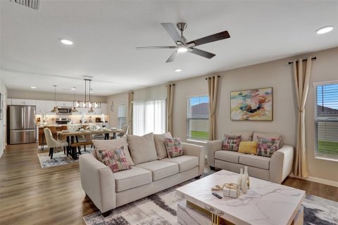 House in Davenport, Florida 5 bedrooms, 272.48 sq.m. № 2267139 - photo 8