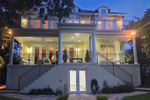 House in Tampa, Florida 5 bedrooms, 337.7 sq.m. № 2095599 - photo 4