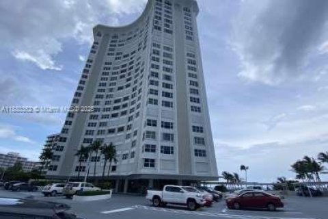 Снять в аренду кондоминиум в Помпано-Бич, Флорида 2 спальни, 165.46м2, № 1929070 - фото 3
