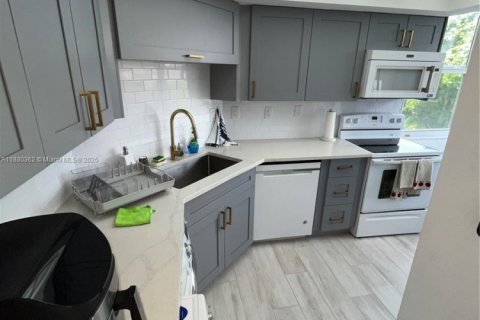 Снять в аренду кондоминиум в Помпано-Бич, Флорида 2 спальни, 165.46м2, № 1929070 - фото 11