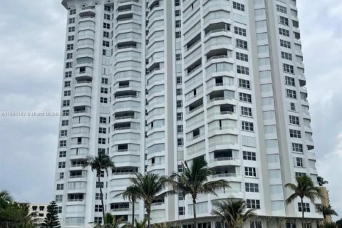 Снять в аренду кондоминиум в Помпано-Бич, Флорида 2 спальни, 165.46м2, № 1929070 - фото 1