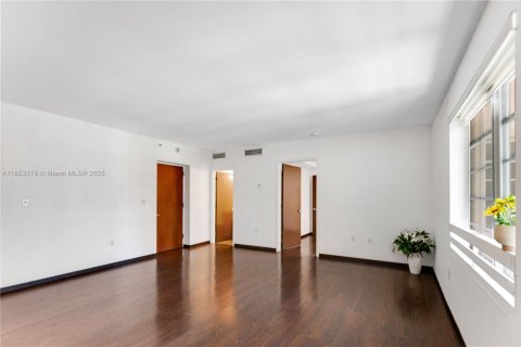 Condo in Miami Beach, Florida, 1 bedroom  № 1872651 - photo 4