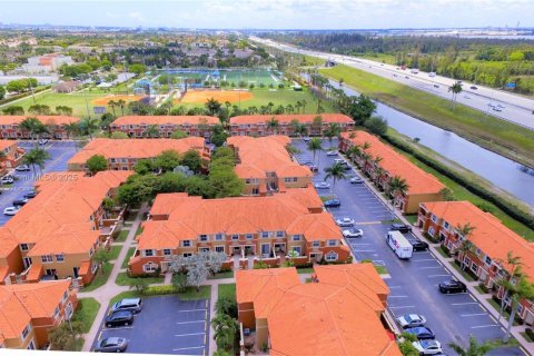 Снять в аренду таунхаус в Дорал, Флорида 3 спальни, 117.06м2, № 1932477 - фото 25