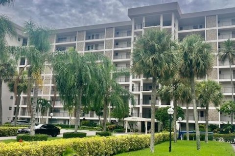 Condo in Pompano Beach, Florida, 1 bedroom  № 1895257 - photo 1