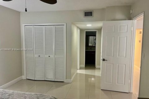Condo in Pompano Beach, Florida, 1 bedroom  № 1895257 - photo 11