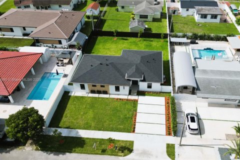 House in Miami, Florida 4 bedrooms, 195.09 sq.m. № 1871300 - photo 3