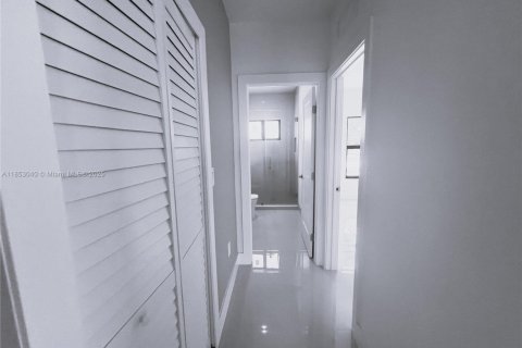 House in Miami, Florida 4 bedrooms, 195.09 sq.m. № 1871300 - photo 17