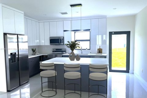 House in Miami, Florida 4 bedrooms, 195.09 sq.m. № 1871300 - photo 6