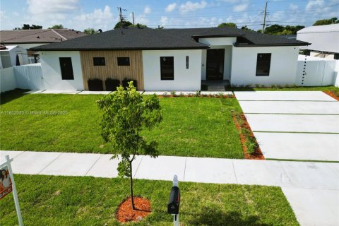 House in Miami, Florida 4 bedrooms, 195.09 sq.m. № 1871300 - photo 1