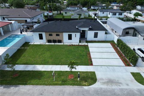 House in Miami, Florida 4 bedrooms, 195.09 sq.m. № 1871300 - photo 2