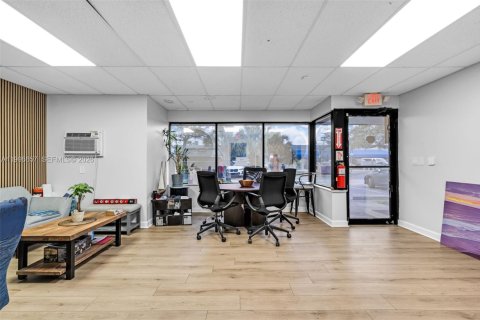 Commercial property in Lauderhill, Florida № 2058683 - photo 8