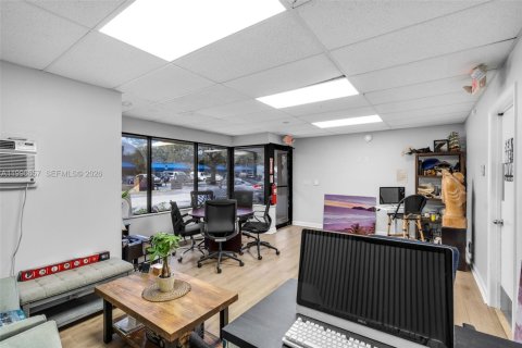 Commercial property in Lauderhill, Florida № 2058683 - photo 12