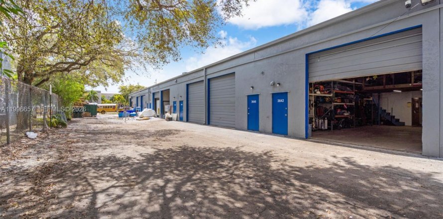 Commercial property in Lauderhill, Florida № 2058683