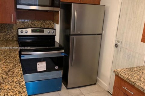 Снять в аренду виллу или дом в Майами, Флорида 3 спальни, 163.69м2, № 2028427 - фото 8