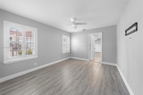 Villa ou maison à louer à Weston, Floride: 5 chambres, 281.22 m2 № 1976754 - photo 21