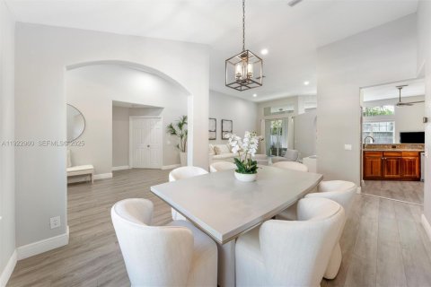 Villa ou maison à louer à Weston, Floride: 5 chambres, 281.22 m2 № 1976754 - photo 4