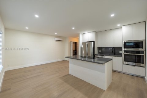 House in Fort Lauderdale, Florida 2 bedrooms, 213.21 sq.m. № 2049818