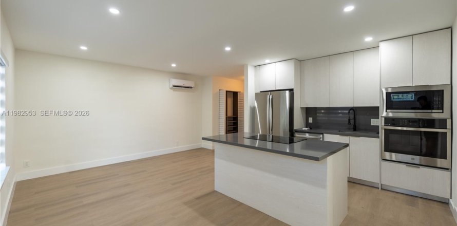 House in Fort Lauderdale, Florida 2 bedrooms, 213.21 sq.m. № 2049818