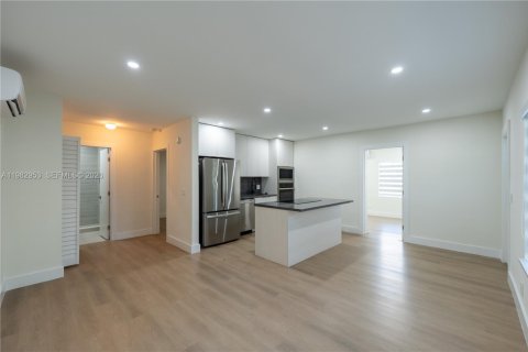 House in Fort Lauderdale, Florida 2 bedrooms, 213.21 sq.m. № 2049818 - photo 2