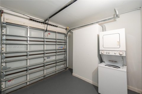 House in Fort Lauderdale, Florida 2 bedrooms, 213.21 sq.m. № 2049818 - photo 8