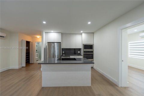 House in Fort Lauderdale, Florida 2 bedrooms, 213.21 sq.m. № 2049818 - photo 3