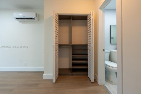 House in Fort Lauderdale, Florida 2 bedrooms, 213.21 sq.m. № 2049818 - photo 5