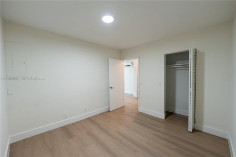 House in Fort Lauderdale, Florida 2 bedrooms, 213.21 sq.m. № 2049818 - photo 7