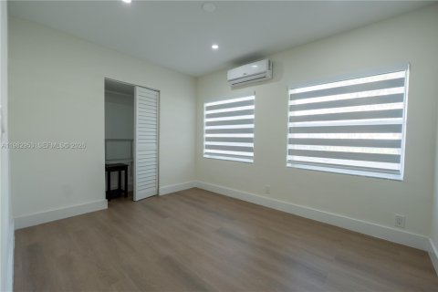 House in Fort Lauderdale, Florida 2 bedrooms, 213.21 sq.m. № 2049818 - photo 16