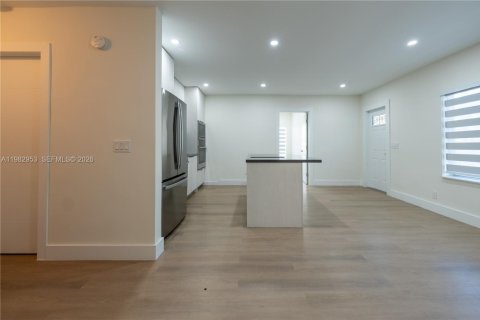 House in Fort Lauderdale, Florida 2 bedrooms, 213.21 sq.m. № 2049818 - photo 14