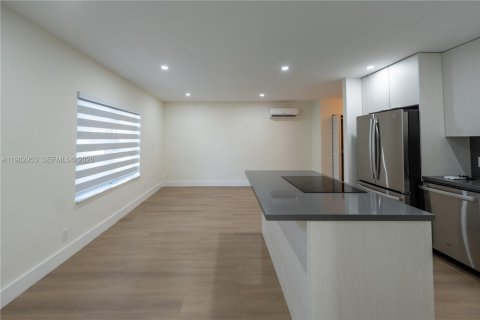 House in Fort Lauderdale, Florida 2 bedrooms, 213.21 sq.m. № 2049818 - photo 18