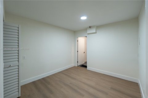 House in Fort Lauderdale, Florida 2 bedrooms, 213.21 sq.m. № 2049818 - photo 6