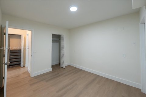 House in Fort Lauderdale, Florida 2 bedrooms, 213.21 sq.m. № 2049818 - photo 10