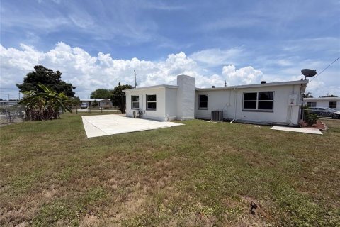 House in Port Charlotte, Florida 4 bedrooms, 175.4 sq.m. № 2224986 - photo 5