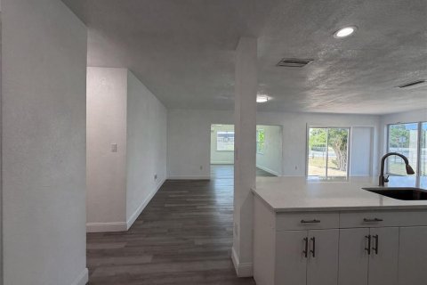 House in Port Charlotte, Florida 4 bedrooms, 175.4 sq.m. № 2224986 - photo 6