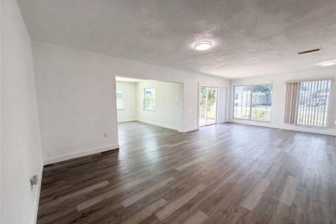 House in Port Charlotte, Florida 4 bedrooms, 175.4 sq.m. № 2224986 - photo 3