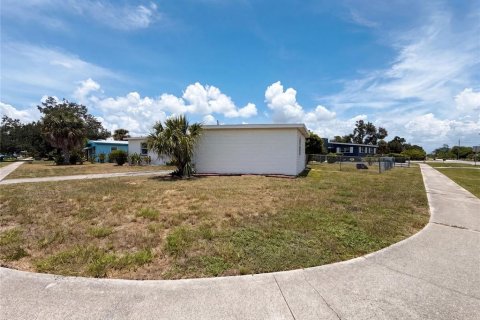 House in Port Charlotte, Florida 4 bedrooms, 175.4 sq.m. № 2224986 - photo 22