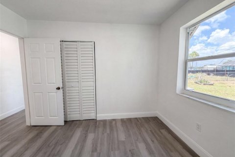 House in Port Charlotte, Florida 4 bedrooms, 175.4 sq.m. № 2224986 - photo 13