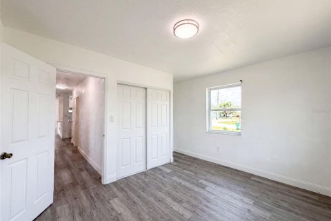 House in Port Charlotte, Florida 4 bedrooms, 175.4 sq.m. № 2224986 - photo 17