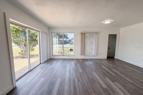 House in Port Charlotte, Florida 4 bedrooms, 175.4 sq.m. № 2224986 - photo 7