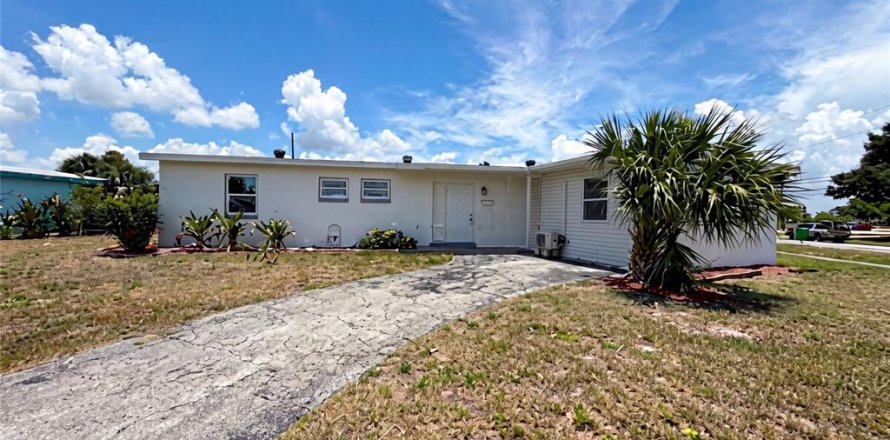 House in Port Charlotte, Florida 4 bedrooms, 175.4 sq.m. № 2224986