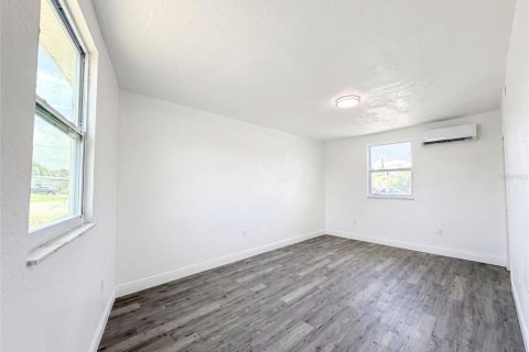 House in Port Charlotte, Florida 4 bedrooms, 175.4 sq.m. № 2224986 - photo 11
